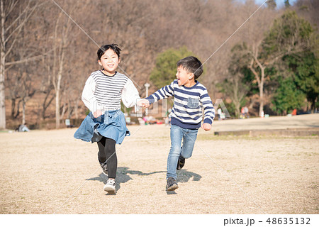 笑顔で走る子供 笑顔で走る子供 48635132