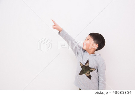 笑顔で指差しをする子供 笑顔で指差しをする子供 48635354