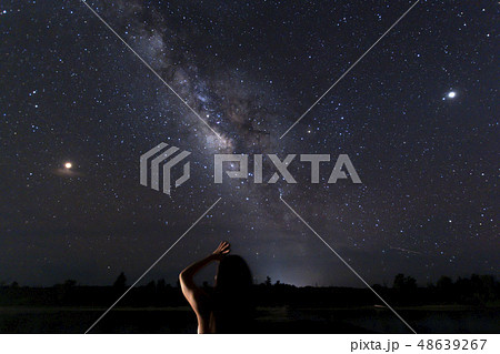 沖縄 黒島 伊古桟橋 星空 女性 ヨガのポーズ 沖縄 黒島 伊古桟橋 星空 女性 ヨガのポーズ 48639267