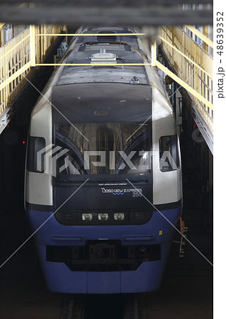 大宮総合車両センターにて検査を受ける255系電車 大宮総合車両センターにて検査を受ける255系電車 48639352