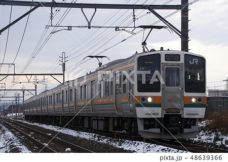 冬の両毛線211系電車（高崎地区ローカル車両） 48639366