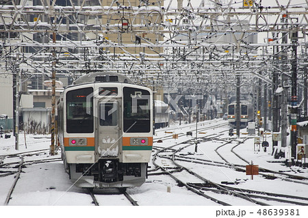 冬の高崎駅を発車する211系電車(信越線・上越線・両毛線・吾妻線) 冬の高崎駅を発車する211系電車(信越線・上越線・両毛線・吾妻線) 48639381