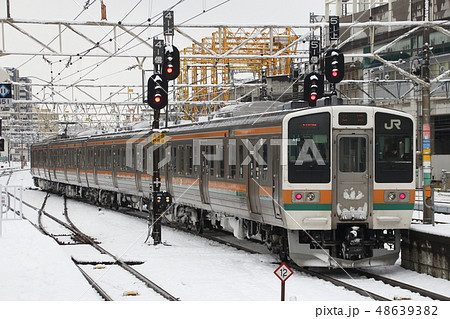 冬の高崎駅を発車する211系電車(信越線・上越線・両毛線・吾妻線) 冬の高崎駅を発車する211系電車(信越線・上越線・両毛線・吾妻線) 48639382
