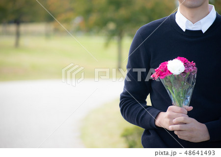 告白する男性 告白する男性 48641493
