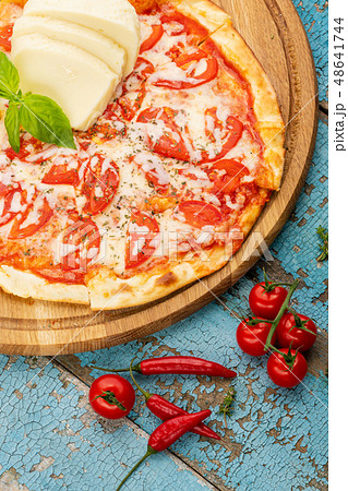 Hot homemade Italian pizza Hot homemade Italian pizza 48641744