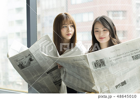 窓辺で新聞を読む女性二人 窓辺で新聞を読む女性二人 48645010