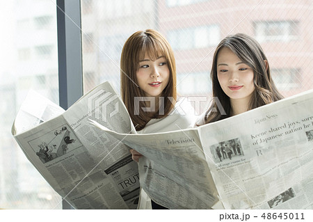 窓辺で新聞を読む女性二人 窓辺で新聞を読む女性二人 48645011