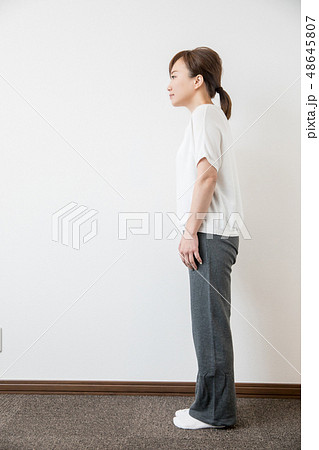 姿勢の悪い女性(猫背) 姿勢の悪い女性(猫背) 48645807
