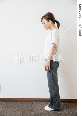 姿勢の悪い女性 48645809