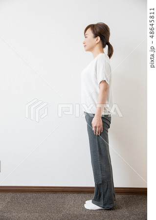 姿勢の良い女性 48645811