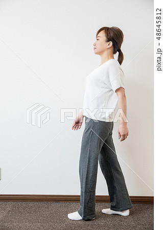 姿勢の悪い歩き方の女性 姿勢の悪い歩き方の女性 48645812