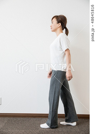 姿勢の良い歩き方の女性 48645816