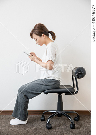 スマホ猫背の女性 48646977