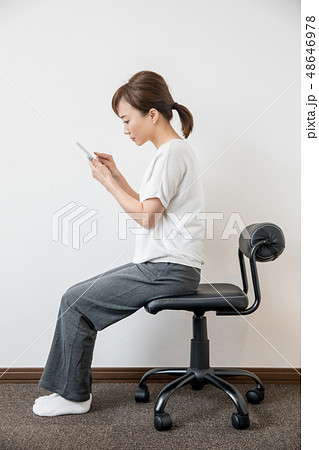 スマホ猫背の女性 48646978