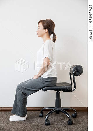 姿勢の良い女性 姿勢の良い女性 48646984