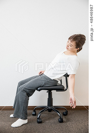 姿勢の悪い女性 48646987