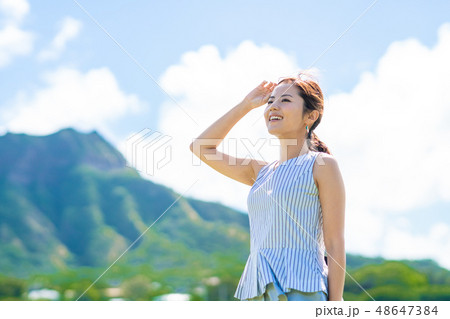 若い女性 48647384