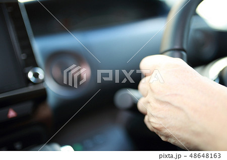 運転手 (ドライバー おでかけ 外出 人物 ボディパーツ 顔なし 乗用車 女性 シニア 発車 停車) 48648163