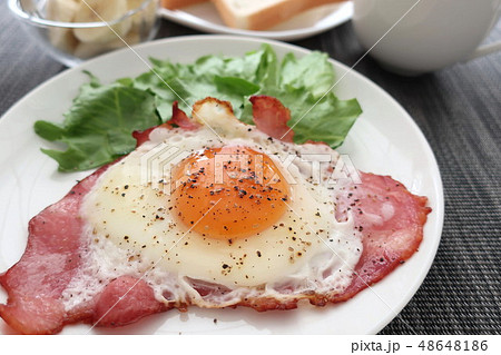 おいしいベーコンエッグ　朝食イメージ 48648186