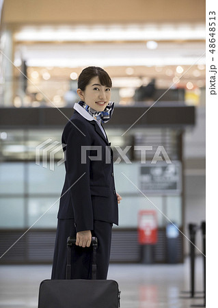 空港内を歩くCA　キャビンアテンダント 48648513