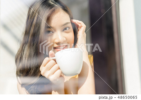 女性　ライフスタイル　ティータイム 48650065