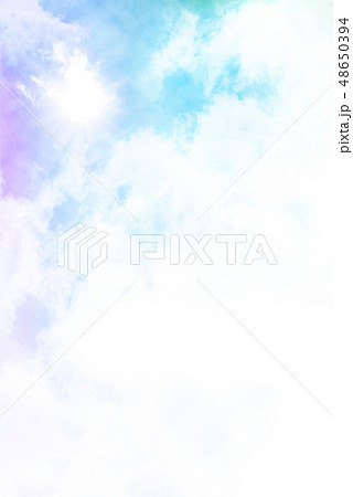 水彩絵の具で描いた夏の青空と雲と太陽 カラフル七色のイラスト素材