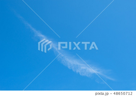 【写真素材】 羽のような雲 青空 空 雲 冬の空 背景 背景素材 1月 コピースペース 【写真素材】 羽のような雲 青空 空 雲 冬の空 背景 背景素材 1月 コピースペース 48650712