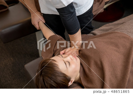 整体を受ける女性(肩) 整体を受ける女性(肩) 48651865