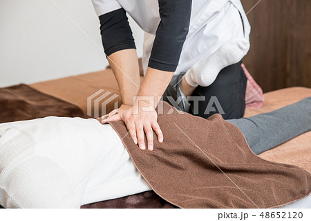 整体を受ける女性（腰） 48652120