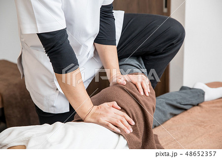 整体を受ける女性(骨盤) 整体を受ける女性(骨盤) 48652357