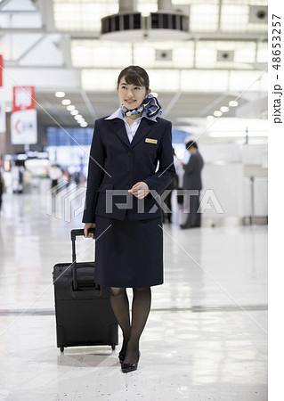 空港内を歩くCA 48653257