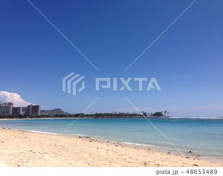 南国 ビーチ 海 ハワイの青い海と青空  48653489