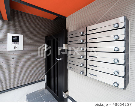 集合住宅のインターフォンと郵便ポスト 集合住宅のインターフォンと郵便ポスト 48654257