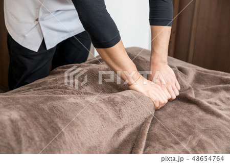 整体を受ける女性（足） 48654764