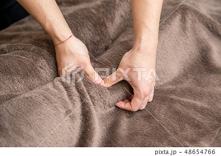 整体を受ける女性（膝裏） 48654766