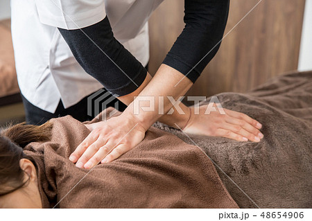 整体を受ける女性（背骨） 48654906