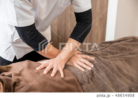 整体を受ける女性（背骨） 48654908