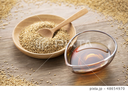 炒り胡麻と胡麻油 炒り胡麻と胡麻油 48654970