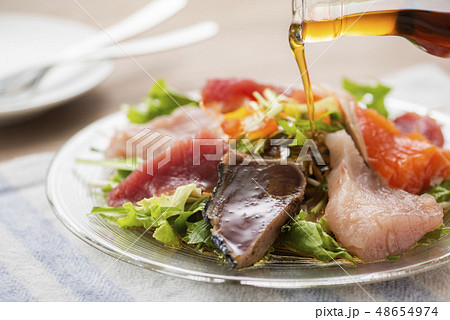 海鮮サラダに胡麻油 48654974