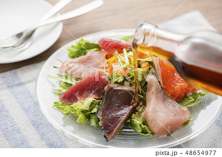 海鮮サラダに胡麻油 48654977