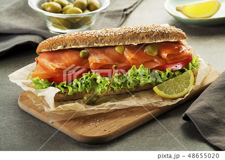 Salmon sandwich 48655020