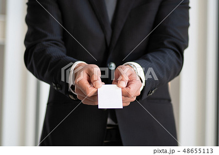 ビジネスシーン　名刺交換 48655113
