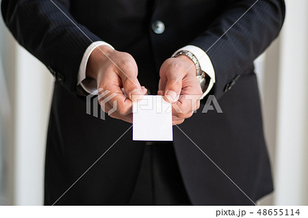ビジネスシーン　名刺交換 48655114