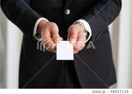 ビジネスシーン　名刺交換 48655116