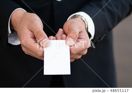 ビジネスシーン　名刺交換 48655117