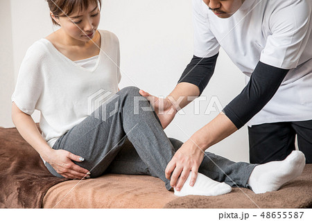 整体を受ける女性（足） 48655587