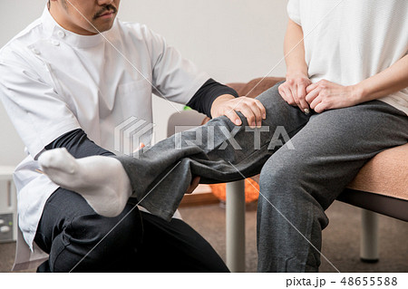 診察を受ける女性 診察を受ける女性 48655588