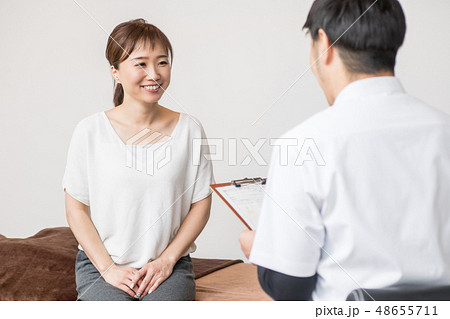 カウンセリングを受ける女性 カウンセリングを受ける女性 48655711