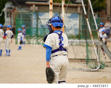 少年野球の キャッチャー の後ろ姿の写真素材