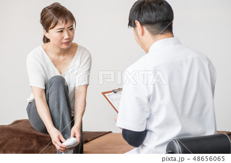 相談をする女性(足) 相談をする女性(足) 48656065